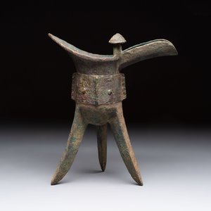 A Chinese archaic bronze wine vessel with taotie design, 'jue 爵', Zhou — 照片 2