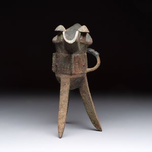 A Chinese archaic bronze wine vessel with taotie design, 'jue 爵', Zhou — 照片 3