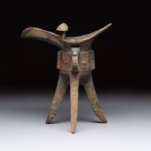 A Chinese archaic bronze wine vessel with taotie design, 'jue 爵', Zhou — 照片 4