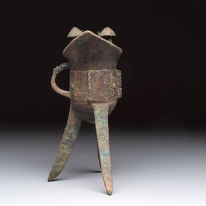 A Chinese archaic bronze wine vessel with taotie design, 'jue 爵', Zhou — 照片 5