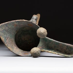 A Chinese archaic bronze wine vessel with taotie design, 'jue 爵', Zhou — 照片 6