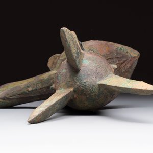 A Chinese archaic bronze wine vessel with taotie design, 'jue 爵', Zhou — 照片 7
