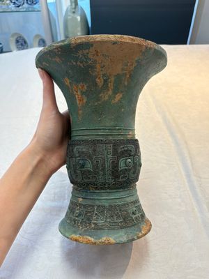 A Chinese archaic bronze wine vessel with taotie design, 'zun 尊', Western Zhou — photo 1