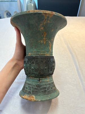 A Chinese archaic bronze wine vessel with taotie design, 'zun 尊', Western Zhou — photo 2