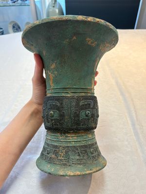 A Chinese archaic bronze wine vessel with taotie design, 'zun 尊', Western Zhou — photo 3