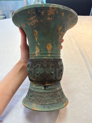 A Chinese archaic bronze wine vessel with taotie design, 'zun 尊', Western Zhou — photo 4