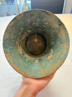 A Chinese archaic bronze wine vessel with taotie design, 'zun 尊', Western Zhou — photo 5