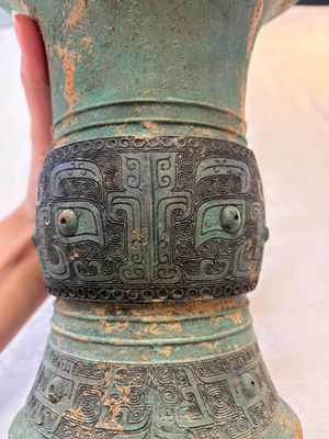 A Chinese archaic bronze wine vessel with taotie design, 'zun 尊', Western Zhou — photo 7