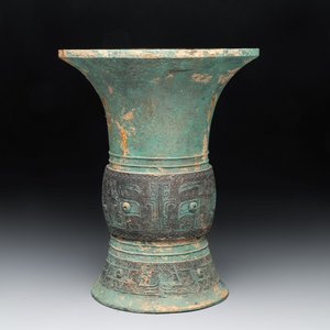 A Chinese archaic bronze wine vessel with taotie design, 'zun 尊', Western Zhou — photo 1