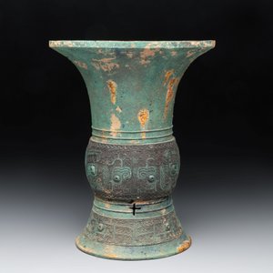 A Chinese archaic bronze wine vessel with taotie design, 'zun 尊', Western Zhou — photo 2