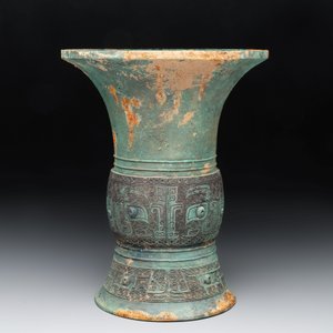 A Chinese archaic bronze wine vessel with taotie design, 'zun 尊', Western Zhou — photo 3