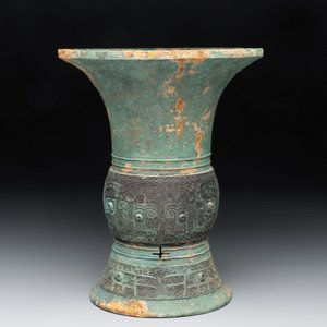 A Chinese archaic bronze wine vessel with taotie design, 'zun 尊', Western Zhou — photo 4