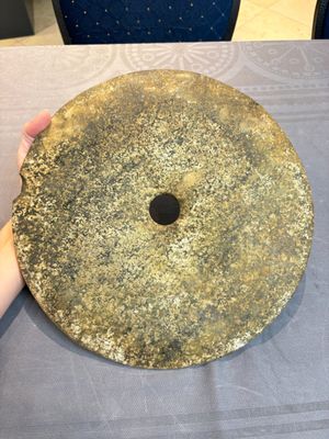 A Chinese archaic calcified jade 'bi' disc on an iron stand, possibly Zhou — 照片 6