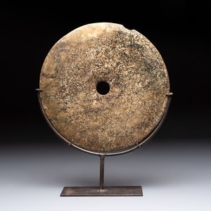 A Chinese archaic calcified jade 'bi' disc on an iron stand, possibly Zhou — 照片 1