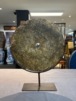 A Chinese archaic calcified jade 'bi' disc on an iron stand, Zhou — 照片 1