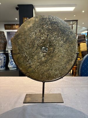 A Chinese archaic calcified jade 'bi' disc on an iron stand, Zhou — 照片 3