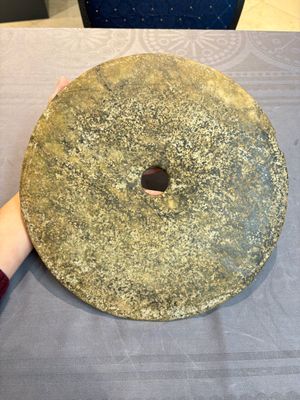 A Chinese archaic calcified jade 'bi' disc on an iron stand, Zhou — 照片 5