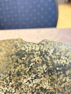 A Chinese archaic calcified jade 'bi' disc on an iron stand, Zhou — 照片 8