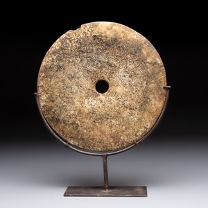 A Chinese archaic calcified jade 'bi' disc on an iron stand, Zhou — 照片 3