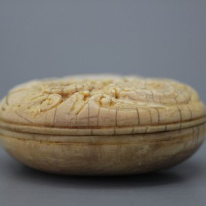 A Chinese archaic carved ivory round ink box, 18/19th C. — 照片 1