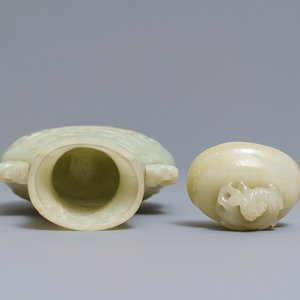 A Chinese archaic celadon jade vase and cover, 19th C. — 照片 5