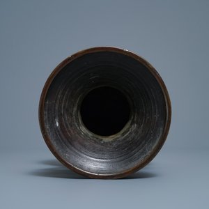 A Chinese archaic parcel-gilt bronze vase, Xuande mark, 18th C. — 照片 5