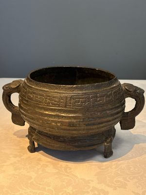 A Chinese archaic ritual tripod food vessel with Taotie design, 'Gui 簋', Western Zhou — photo 1