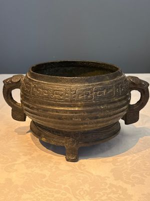 A Chinese archaic ritual tripod food vessel with Taotie design, 'Gui 簋', Western Zhou — photo 3