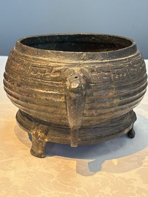 A Chinese archaic ritual tripod food vessel with Taotie design, 'Gui 簋', Western Zhou — photo 4
