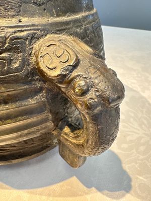 A Chinese archaic ritual tripod food vessel with Taotie design, 'Gui 簋', Western Zhou — photo 7