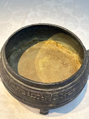 A Chinese archaic ritual tripod food vessel with Taotie design, 'Gui 簋', Western Zhou — photo 8
