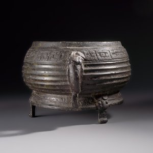 A Chinese archaic ritual tripod food vessel with Taotie design, 'Gui 簋', Western Zhou — photo 2