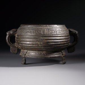 A Chinese archaic ritual tripod food vessel with Taotie design, 'Gui 簋', Western Zhou — photo 3