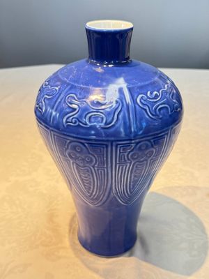 A Chinese archaistic blue-glazed vase with relief design, 20th C. — photo 2