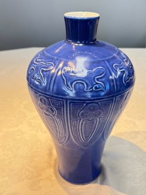 A Chinese archaistic blue-glazed vase with relief design, 20th C. — photo 3
