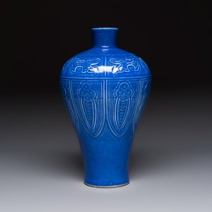 A Chinese archaistic blue-glazed vase with relief design, 20th C. — photo 2