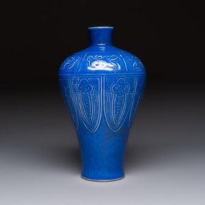 A Chinese archaistic blue-glazed vase with relief design, 20th C. — photo 3