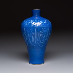 A Chinese archaistic blue-glazed vase with relief design, 20th C. — photo 4