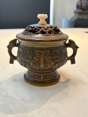 A Chinese archaistic bronze censer with a wooden cover, Xuande mark, 19th C. — foto 1