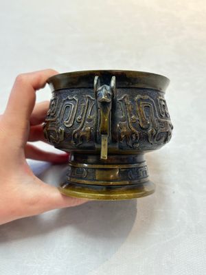 A Chinese archaistic bronze censer with a wooden cover, Xuande mark, 19th C. — foto 3