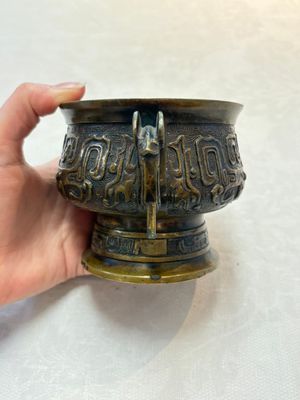 A Chinese archaistic bronze censer with a wooden cover, Xuande mark, 19th C. — foto 5