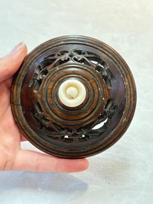 A Chinese archaistic bronze censer with a wooden cover, Xuande mark, 19th C. — foto 10