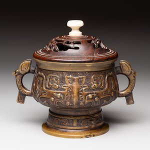 A Chinese archaistic bronze censer with a wooden cover, Xuande mark, 19th C. — foto 1