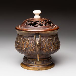 A Chinese archaistic bronze censer with a wooden cover, Xuande mark, 19th C. — foto 2