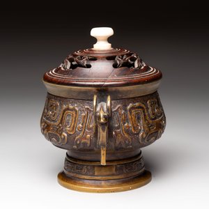 A Chinese archaistic bronze censer with a wooden cover, Xuande mark, 19th C. — foto 4