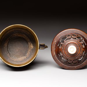 A Chinese archaistic bronze censer with a wooden cover, Xuande mark, 19th C. — foto 5