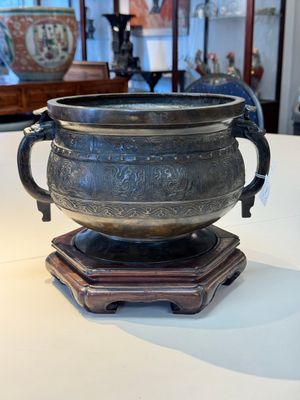 A Chinese archaistic bronze censer with 'Chilong' and 'Lingzhi' handles on wooden stand, Zhou Wang Bo Zuo Bao Ding 周王伯作寶鼎 mark, Yuan/Ming — photo 1