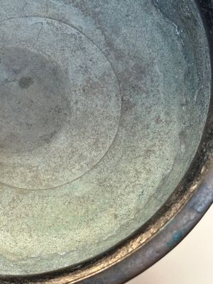 A Chinese archaistic bronze censer with 'Chilong' and 'Lingzhi' handles on wooden stand, Zhou Wang Bo Zuo Bao Ding 周王伯作寶鼎 mark, Yuan/Ming — photo 11