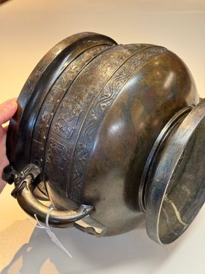 A Chinese archaistic bronze censer with 'Chilong' and 'Lingzhi' handles on wooden stand, Zhou Wang Bo Zuo Bao Ding 周王伯作寶鼎 mark, Yuan/Ming — photo 13