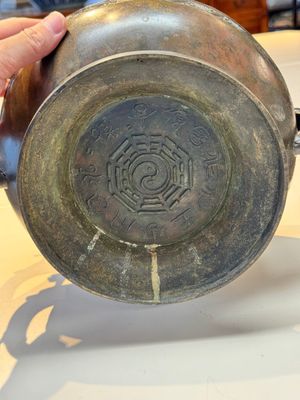 A Chinese archaistic bronze censer with 'Chilong' and 'Lingzhi' handles on wooden stand, Zhou Wang Bo Zuo Bao Ding 周王伯作寶鼎 mark, Yuan/Ming — photo 14